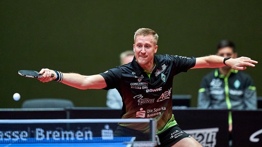 Werders Tischtennis-Profi Mattias Falck spielt mit weit augebreiteten Armen ein Rückhandschlag.