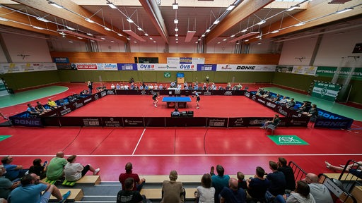 Blick von oben in der Klaus-Dieter-Fischer-Halle auf die Tischtennis-Platte beim Bundesliga-Spiel.