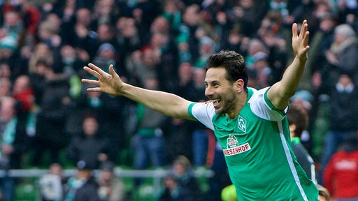 Werder-Spieler Claudio Pizarro bejubelt strahlend mit weit ausgebreiteten Armen seinen Treffer.