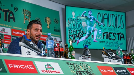 Ex-Werderaner Claudio Pizarro gibt eine Pressekonferenz.
