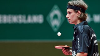 Werders Tischtennis-Profi Cristian Pletea im Seitenprofil, während er auf seinem Schläger einen Ball auftippen lässt.