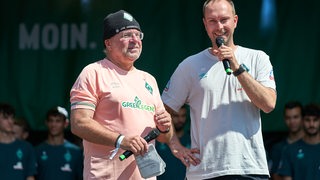Werder-Stadionsprecher Christian Stoll auf der Bühne beim Tag der Fans mit Trainer Ole Werner.