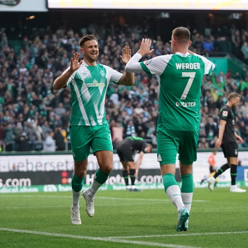 Die Werder-Angreifer Niclas Füllkrug und Marvin Ducksch bejubeln einen Treffer gegen Gladbach.
