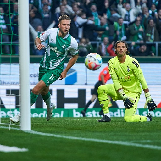 Werder-Stürmer Niclas Füllkrug bejubelt seinen Treffer.