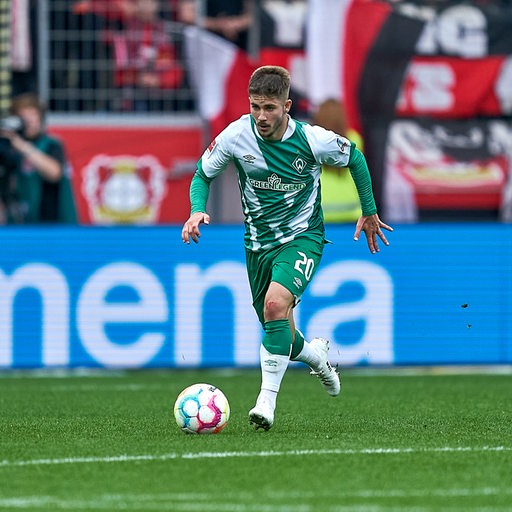 Werder-Spieler Romano Schmid dribbelt mit dem Ball.