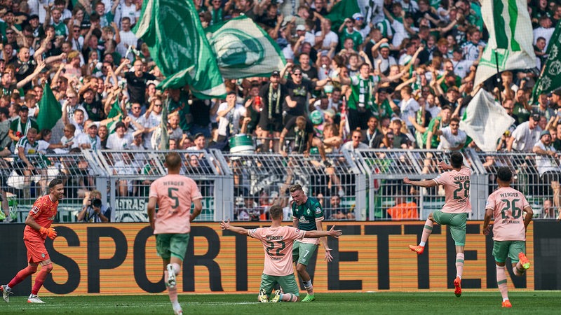 Die Werder-Spieler bejubeln einen Treffer.