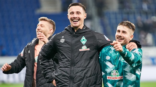 Die Werder-Spieler Mitchell Weiser, Marco Friedl und Romano Schmid feiern den 2:1-Sieg gegen Hoffenheim.