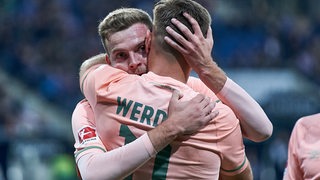 Werder-Stürmer Marvin Ducksch umarmt seinen Partner Niclas Füllkrug ganz fest nach einem Tor.