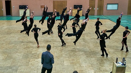 Tänzerinnen und Tänzer des Grün-Gold-Clubs in der Trainingshalle bei der Generalprobe der Choreografie "Emozioni".