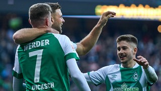 Die Werder-Spieler Marvin Ducksch, Niclas Füllkrug und Romano Schmid bejubeln einen Treffer.