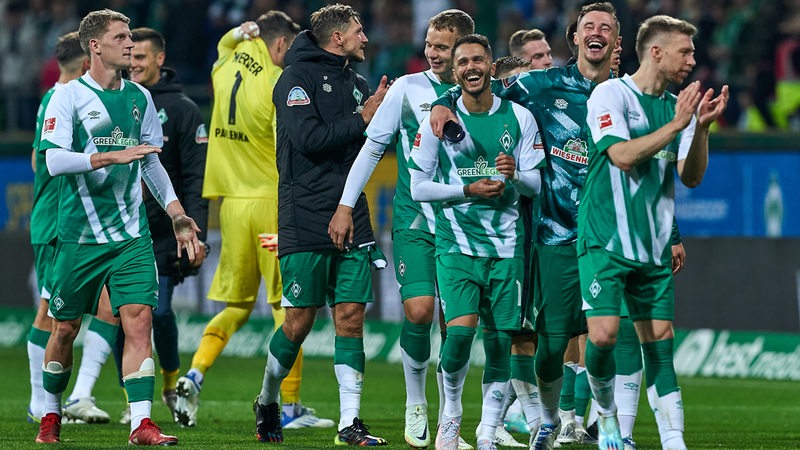 Die Werder-Spieler bejubeln einen Heimsieg.