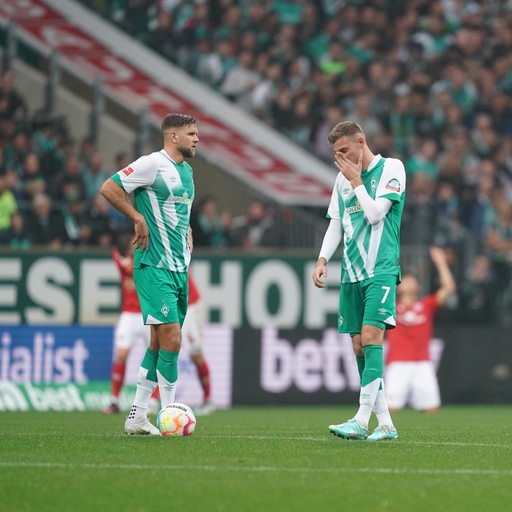 Die Werder-Spieler Niclas Füllkrug und Marvin Ducksch ärgern sich nach einem Gegentreffer.