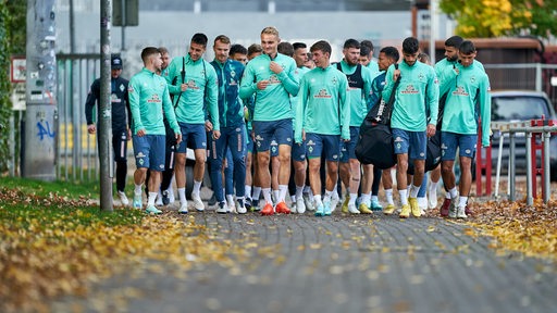 Werder-Spieler gehen zum Trainingsplatz.