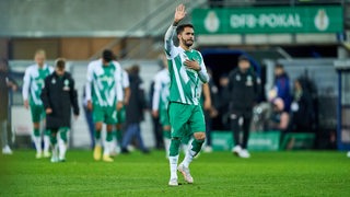 Werder-Spieler Leonardo Bittencourt bedankt sich mit einer Hand auf dem Herzen bei den Werder-Fans nach dem Pokal-Aus in Paderborn.