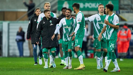 Werder-Spieler trösten Mitspieler Leonardo Bittencourt nach dessen verschossenem Elfmeter im Pokal-Spiel.