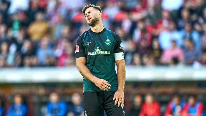 Werder-Stürmer Niclas Füllkrug schaut enttäuscht auf dem Spielfeld.