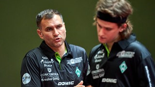 Werders Tischtennis-Trainer Cristian Tamas spricht während einer Auszeit mit seinem frustrierten Spieler Cristian Pletea.