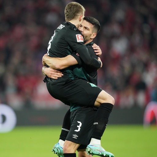 Mitchell Weiser bejubelt den Werder-Ausgleichstreffer gegen Bayern mit mit Torschütze Anthony Jung.