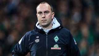 Werder-Trainer Ole Werner betritt den Platz.