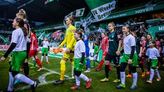 Die Werder-Spielerinnen laufen ins Weser-Stadion ein.