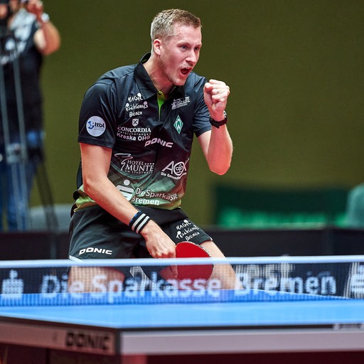 Werders Tischtennis-Profi Mattias Falck jubelt und reckt die Faust nach einem Punktgewinn.