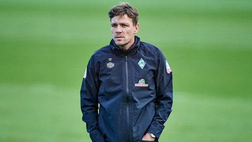 Werders sportlicher Leiter Clemens Fritz schlendert über den Rasen.