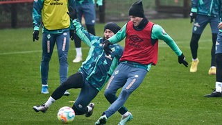 Werder-Stürmer Marvin Ducksch während des Trainings in einem Zweikampf.
