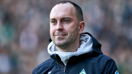 Werder-Trainer Ole Werner lächelt zufrieden.