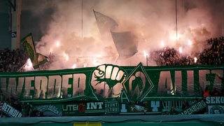 Bei Werders Pokalspiel in Paderborn zünden Bremer Fans Pyrotechnik auf der Tribüne.