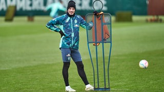 Werder-Spieler Nicolai Rapp lehnt an einem Trainingsgerät.