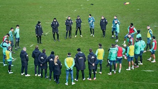 Die Werder-Mannschaft bildet einen Kreis.