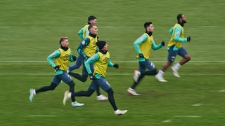 Die Werder-Spieler wärmen sich im Training auf.