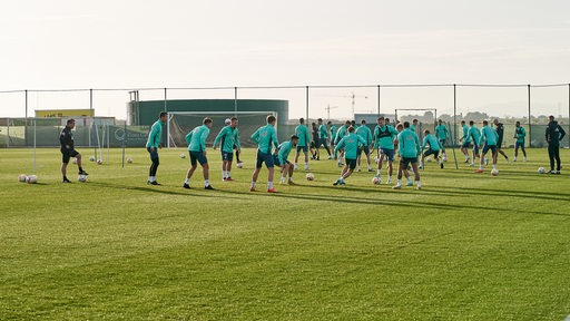 Werderspieler beim ersten Training im spanischen Winterdomizil bei Sonnenschein.