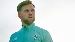 Werder-Stürmer Niclas Füllkrug blickt über den Trainingsplatz.