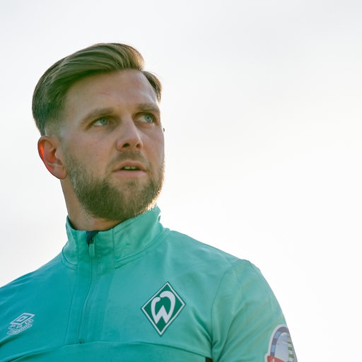 Werder-Stürmer Niclas Füllkrug blickt über den Trainingsplatz.