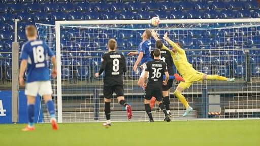 Werder-Keeper Jiri Pavlenka pariert nach einer Schalker Flanke.