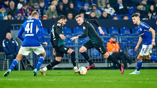 Die Werder-Spieler Leonardo Bittencourt und Marvin Ducksch drängen mit dem Ball nach vorne.