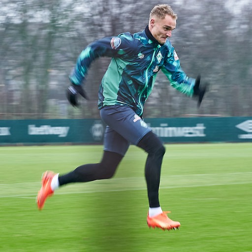 Werder-Verteidiger Amos Pieper rennt während des Trainings.