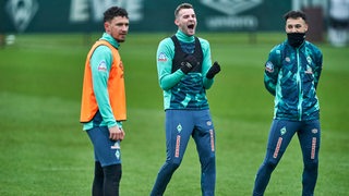 Während des Werder-Training schreit Marvin Ducksch seine Freude mit gereckten Fäusten heraus.
