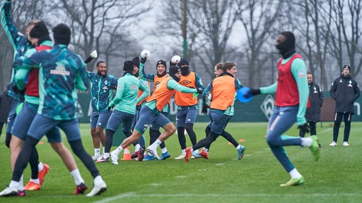 Während des Trainings haben die Werder-Profis sichtlich viel Spaß bei einer lockeren Übung.