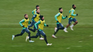 Eine Gruppe Werder-Spieler legt im Training einen Sprint hin.