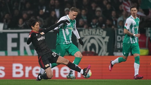 Werder-Mittelfeldspieler Niklas Schmidt verteidigt den Ball.