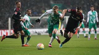 Werder-Verteidiger Mitchell Weiser verteidigt den Ball.