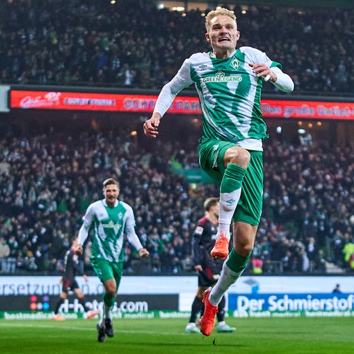 Werder-Verteidiger Amos Pieper bejubelt seinen Treffer.