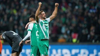 Werders Doppeltorschütze Niclas Füllkrug reckt nach dem Sieg gegen Wolfsburg kämpferisch die Arme hoch.