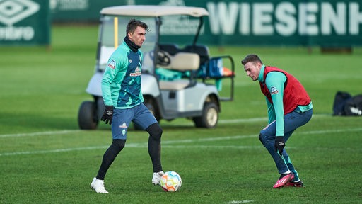 Maximilian Philipp im Zweikampf mit Marvin Ducksch.