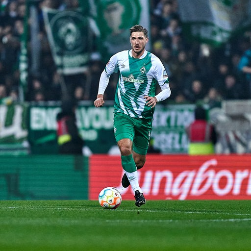 Werder-Verteidiger Nikals Stark führt den Ball am Fuß.