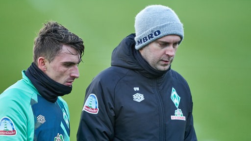 Werder-Trainer Ole Werner und Neuzugang Maximilian Philipp schlendern nach dem Training vom Platz.