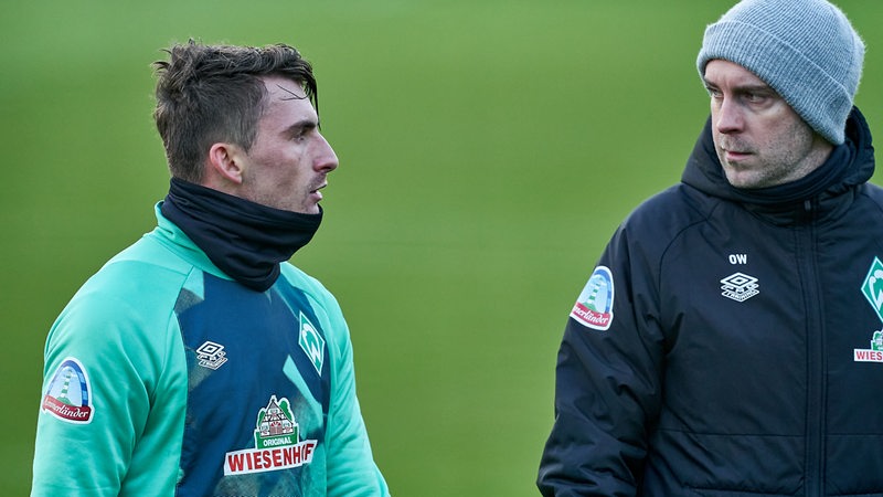 Werders Neuzugang Maximilian Philipp am Rande des Trainings im Gespräch mit Coach Ole Werner.