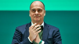 Werder-Finanzchef Klaus Filbry applaudiert.